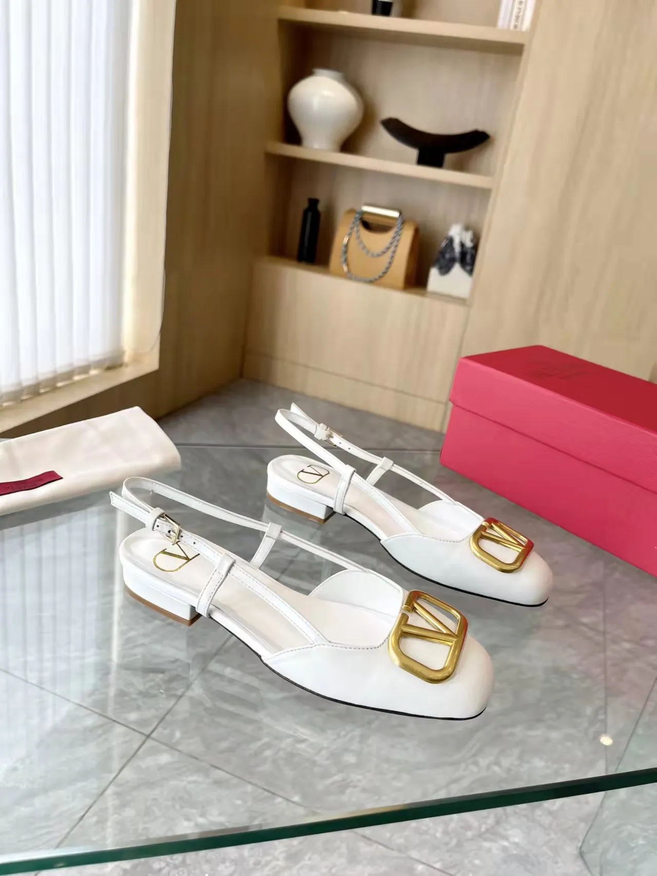 👟👟Ex-factory price 400👟👟 Genuine leather sole +40 Top version 𝑉𝐴𝐿𝐸𝑁𝑇𝐼𝑁𝑂 Valentino new spring and summer women's back hollow new sandals. Unique V-buckle hardware accessories bring out a full sense of luxury. The new season will live up to expectations! Worth buying★Absolutely high-grade❥Original method, Absolutely sensual❥Elegant style, creating a different feeling, simple and elegant style!  Code number: 35-41 (34-42 customized, non-returnable) Fabric: Imported sheepskin Inner foot pads: Inner sheepskin Heel height: 2 cm Leather outsole Rubber outsole